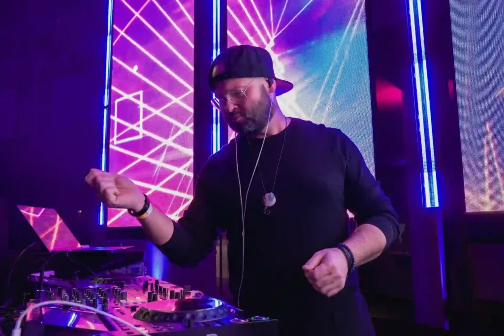 DJ,Event-DJ,DJ für Events,Veranstaltungen,Vorteile eines Live-DJs,Vorteile,Erfahrung,Technische Expertise,Eventtechnik,Beschallung,Eventplanung,Firmenfeier,DJs